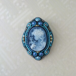 After
ブルー系のソウタシエ装飾でブローチに