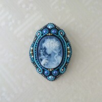 After
ブルー系のソウタシエ装飾でブローチに