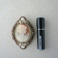 カメオの色と、お客様の雰囲気に合わせて落ち着いた色目にのブローチに仕上げました。