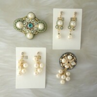 Afer 大きなインパクトのあるイヤリングとお揃いのブローチをソウタシエで。